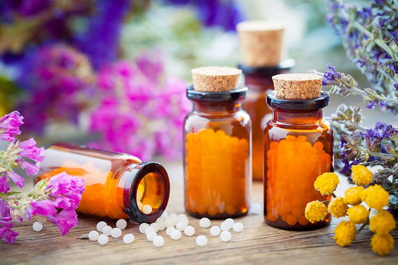 Botellas de glóbulos homeopáticos y hierbas
